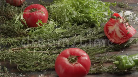 餐桌上摆着素菜新鲜草药沙拉和西红柿视频的预览图