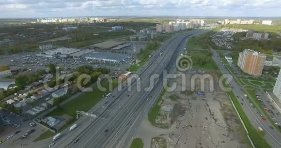 城市边缘的宽阔公路和住宅区空中视频的预览图