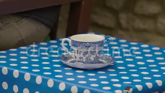 桌子上有一个茶杯及其配套的茶托视频的预览图