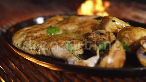 在平底锅中用蘑菇和土豆烤鸡烤架上的烤鸡和蔬菜视频的预览图
