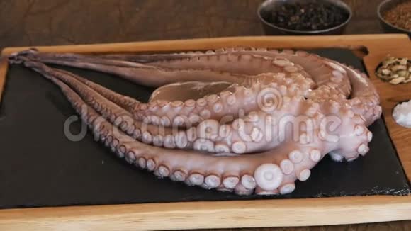新鲜的章鱼在餐馆的砧板上视频的预览图