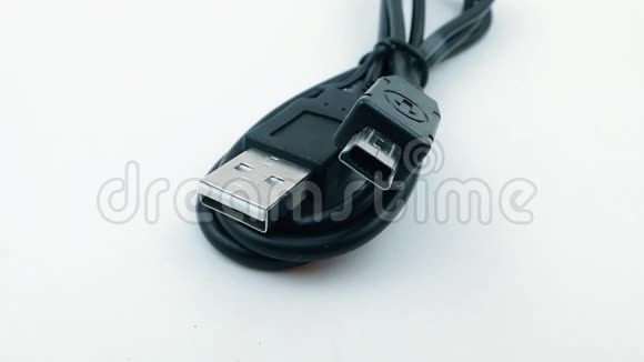 白色背景上的黑色扭曲USB电缆视频的预览图