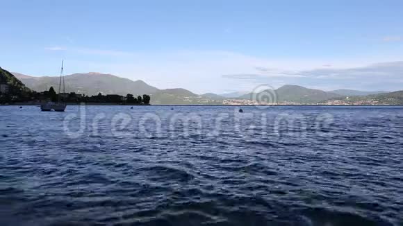 船停泊在马吉奥尔湖上视频的预览图