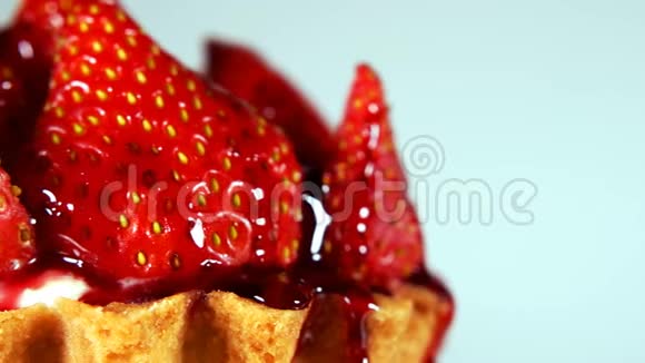 美味可口的甜草莓蛋糕视频的预览图