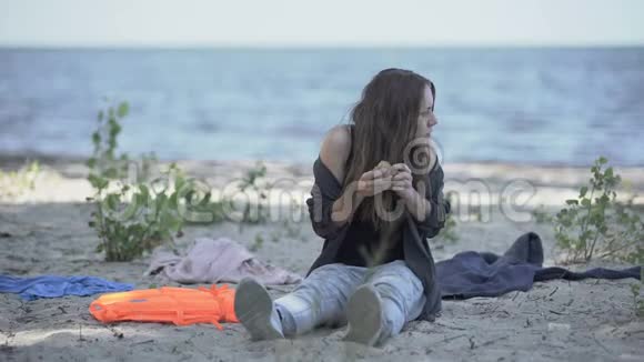 饥肠辘辘的海难女受害者因冷食面包而颤抖视频的预览图