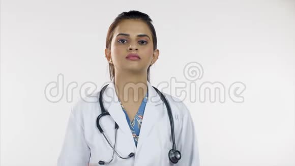 漂亮的高级医生手里拿着一堆药白色背景视频的预览图
