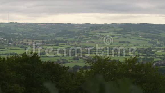 横跨英格兰绿色山谷的潘视频的预览图