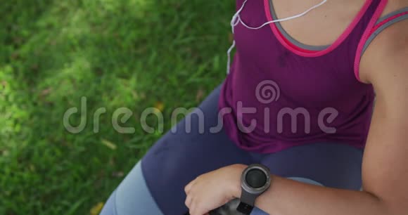 高加索女人在公园里喝水视频的预览图