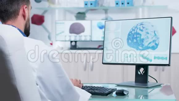 在研究机构的医生肩膀上拍摄3D脑部扫描视频的预览图