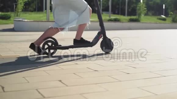 城市公园电动滑板车的女司机生态运输视频的预览图