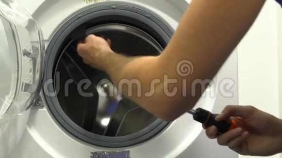 男工装配洗衣机维修后服务质量好视频的预览图