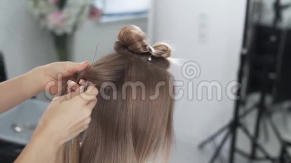在染色前理发师将头发的锁分给客户视频的预览图