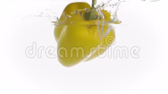 新鲜水溅在白色甜椒上视频的预览图