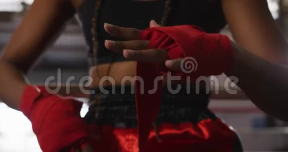 混合种族的女人缠着她的手视频的预览图