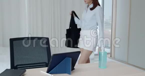 年轻女子在使用平板电脑前先擦手视频的预览图