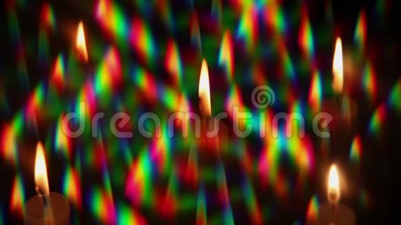 一支蜡烛的火焰被多种颜色的光晕包围通过两个交叉的衍射光栅被拍摄下来视频的预览图