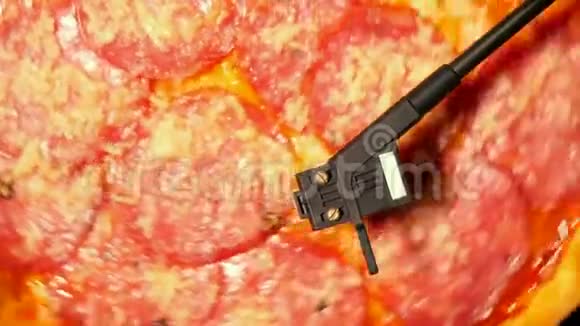 意大利披萨与意大利腊肠作为乙烯基唱片旋转转盘播放器意大利香肠音乐派对的概念视频的预览图