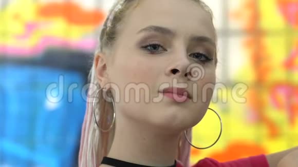 时尚的少女戴着耳环在镜头前摆姿势都市风格视频的预览图
