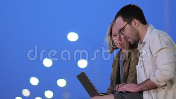 一对夫妇晚上在他们的笔记本电脑上工作视频的预览图
