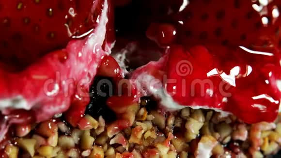 美味可口的甜草莓蛋糕视频的预览图