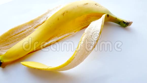 香蕉皮白色背景阳光明媚视频的预览图