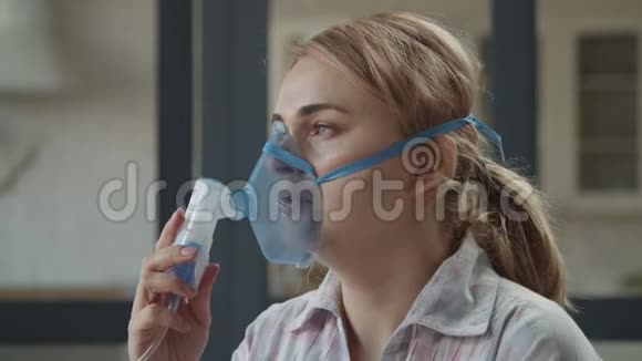 使用雾化器治疗呼吸道疾病的妇女视频的预览图