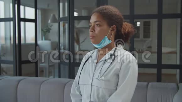 手臂交叉的严肃的非洲女医师视频的预览图