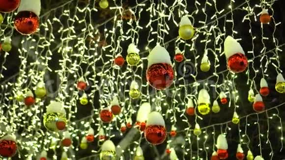 发光灯笼和花环背景上的圣诞球新年玩具视频的预览图
