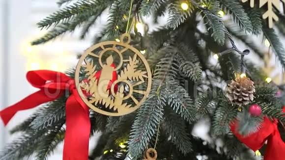圣诞树灯在晚上闪闪发光新年杉树装饰和照明圣诞树装饰品视频的预览图
