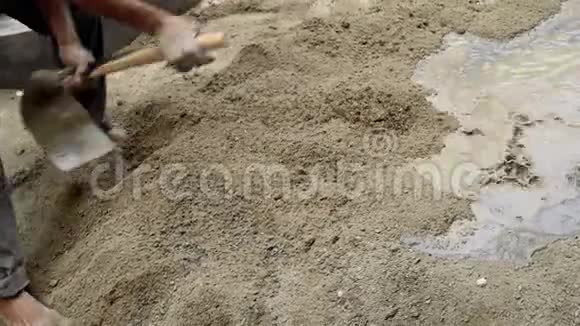 印度工人用铲子搅拌水泥视频的预览图