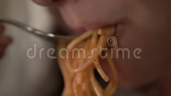 女人吃意大利面的宏观镜头视频的预览图