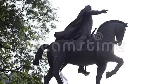 一个骑着马的钢铁汉子视频的预览图