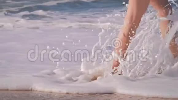 海滩旅行女人走在沙滩上海浪拍打着视频的预览图
