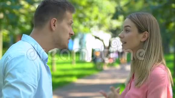 年轻夫妇在户外争吵男人和女人互相声称视频的预览图
