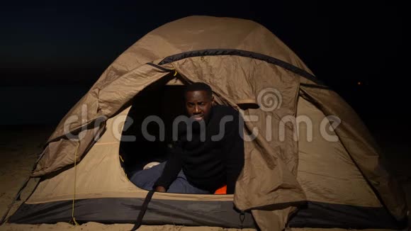 痛苦的黑人在帐篷里哭泣无家可归的难民在营地里生病和饥饿视频的预览图