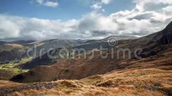 英国风景优美的山脊上的戏剧性的云层视频的预览图