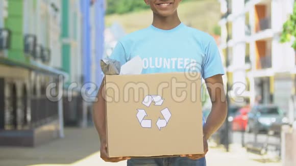 快乐男志愿者手提盒子有回收标志污染清理计划视频的预览图