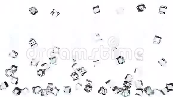 4K冰块落在白色的地上在镜头前形成一堵墙视频的预览图