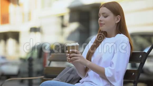 女孩喝咖啡感觉不好的味道便宜咖啡豆质量不好视频的预览图