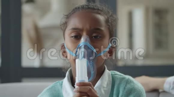 生病的女孩在家做哮喘呼吸治疗视频的预览图