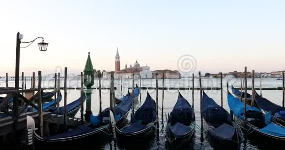 贡多拉斯停泊在威尼斯运河船在早晨经过意大利视频的预览图