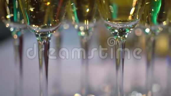宴会上提供香槟或白起泡酒的玻璃杯视频的预览图