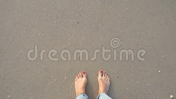 光秃秃的女人站在沙滩上被海浪冲走视频的预览图