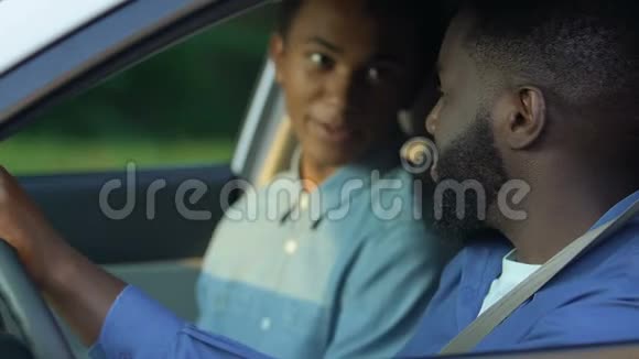 非裔美国少年和爸爸争吵拿钱离开尴尬的年龄视频的预览图