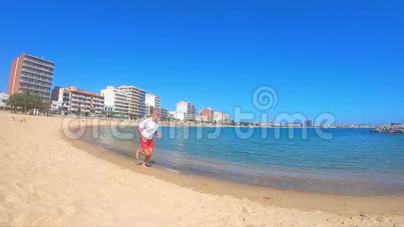 年轻人在海滩上奔跑慢镜头视频的预览图