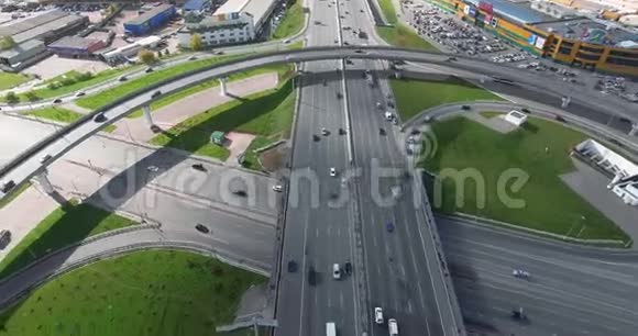 大城市交通路口的航拍镜头视频的预览图