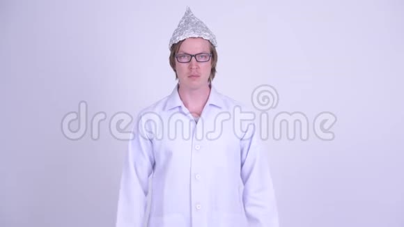 年轻医生戴着锡纸帽在拇指向上和拇指向下之间选择视频的预览图