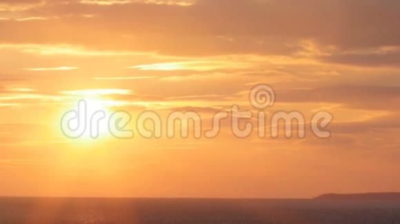 美丽的日落在大海的背景下太阳从地平线上照亮了天空中的水和云视频的预览图