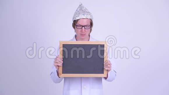 青年医生拿着锡箔帽拿着黑板看上去很震惊视频的预览图