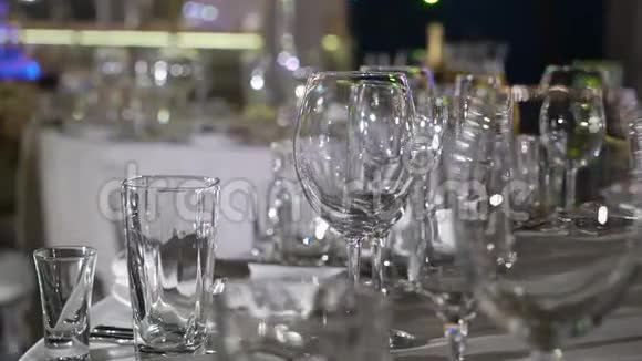 餐厅内的眼镜盘子和餐巾纸一张聚会用的桌子视频的预览图